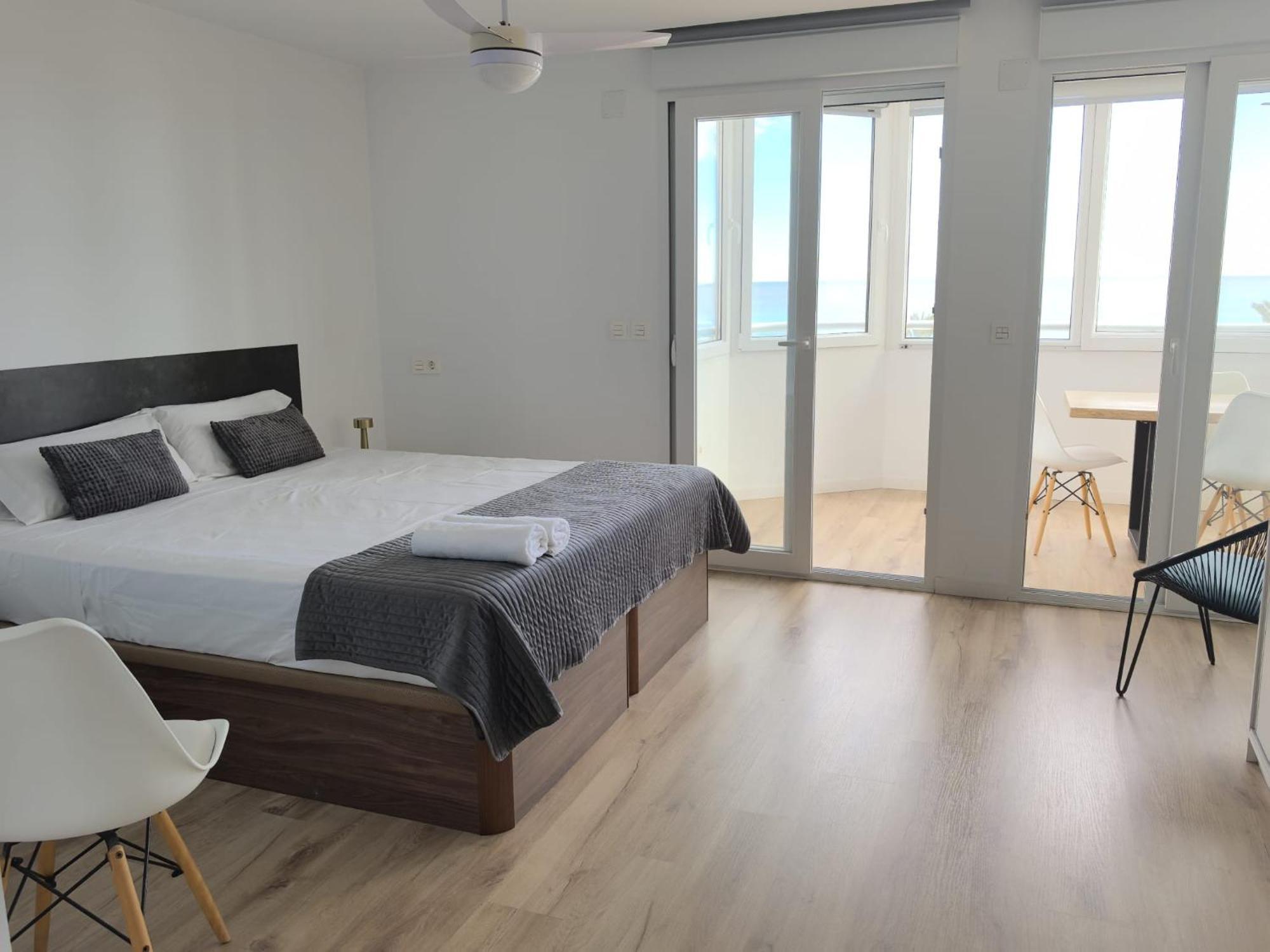 Lujoso Apartamento En Primera Linea De Playa Alicante Exteriör bild